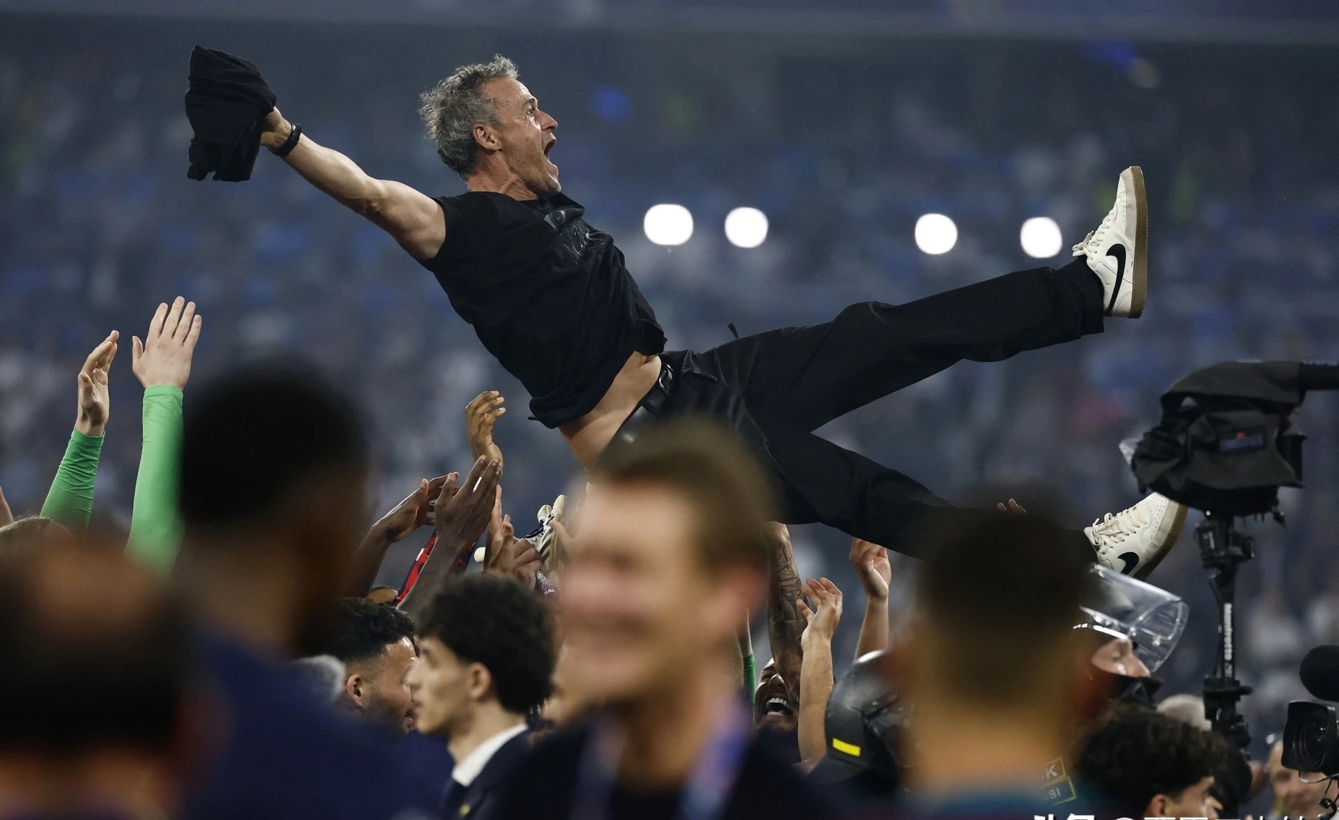 九游体育官网-东契奇新星夺冠表现突出，巴黎圣日耳曼前途光明！比赛高潮迭起-九游体育官网