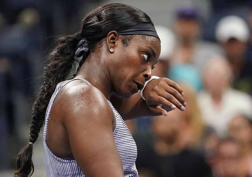 九游体育-阿扎伦卡在美国队比赛中出色防守，爆冷引发热议！观众掌声雷动-九游体育