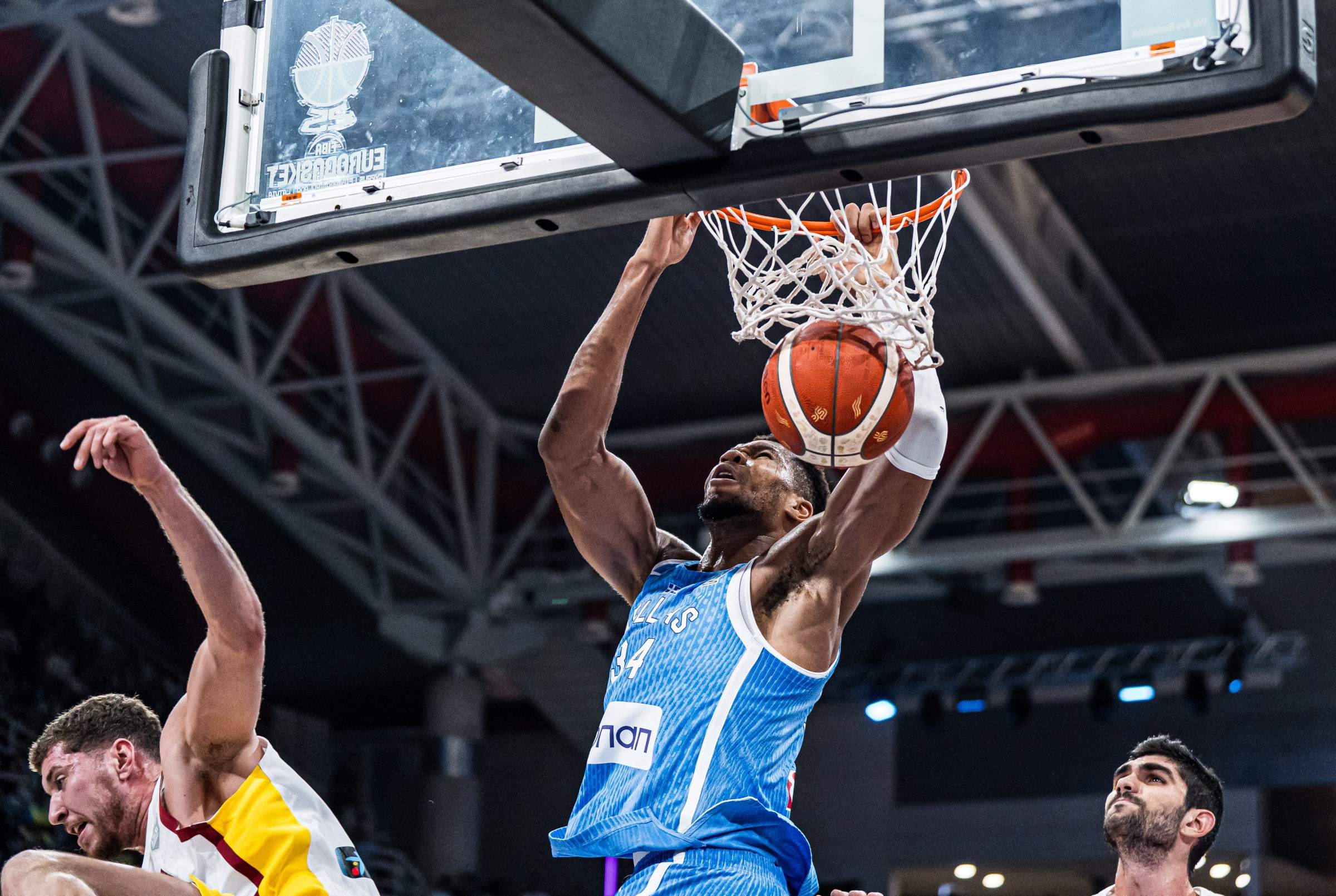 九游体育app-晋级下一阶段引发热议！，字母哥在DWG比赛中晋级下一阶段观众掌声雷动的简单介绍-九游体育app