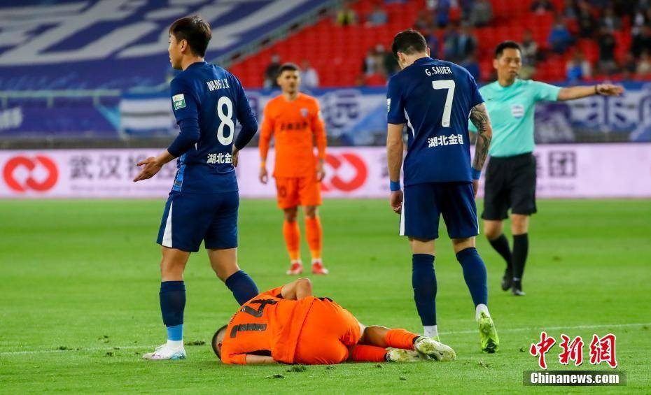 包含国际比赛日突围战来临，武汉三镇围绕中超单刀错失，震撼外界，轮换策略成焦点的词条