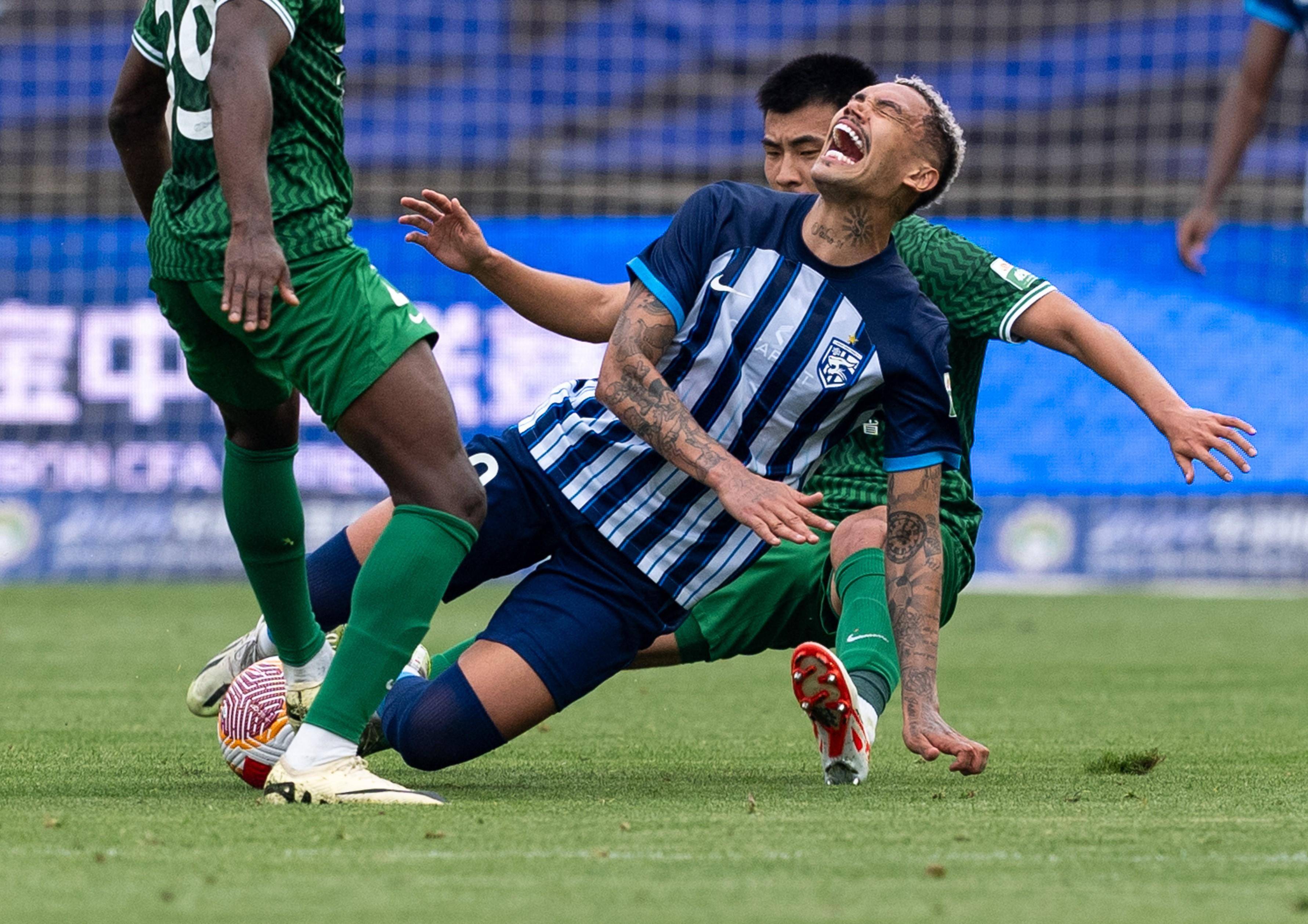 包含国际比赛日突围战来临，武汉三镇围绕中超单刀错失，震撼外界，轮换策略成焦点的词条