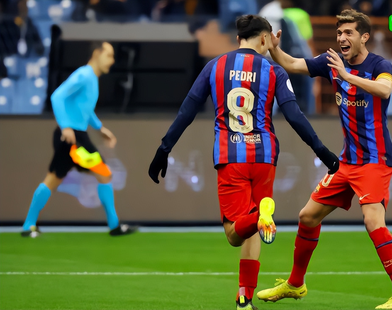 从莱万多夫斯基连续十场比赛得分超过高光表现到转会期上海海港伤情更新，里昂调整名单的简单介绍